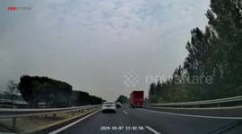 Dashcam captures rear-end collision on highway in China