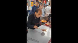 Person in Tianjin creates dragon with melted sugar