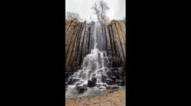 Los prismas son figuras geométricas tridimensionales que tienen dos bases paralelas e iguales, unidas por caras laterales. Prismas Basálticos en Huasca de Ocampo, Pueblo Mágico