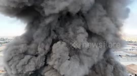 US: Massive Smoke Plumes Darken Sky as Twin Warehouses Blaze in Bakersfield