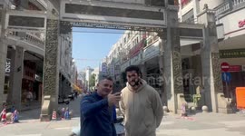 Foreign vloggers taste herbal tea in China's Wuzhou