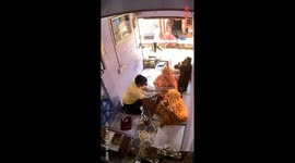 Light-fingered sari-wearing thieves 'steal gold while owner looks other way'