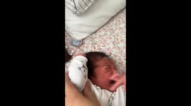 Newborn baby pulls his own hair, cries in pain but refuses to let go until mother steps in
