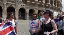 Rome: a kiss against l'hate, human chain for say