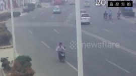 监拍商务车逆向超车撞车9人伤