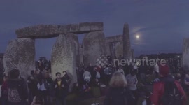 Thousands gather at Stonehenge to celebrate summer solstice