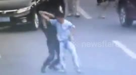 Police officer takes down knife-wielding man with martial arts throw