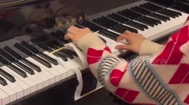 Talented pianist uses strips of paper to replace his fingers
