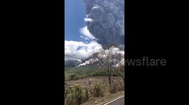 Indonesian: Volcano Eruption Causes Evacuations And Cancelled Flights / 2