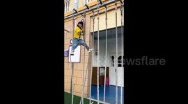 Five-Year-Old Girl Stuns with Amazing Rope-Climbing Skills at Kindergarten Sports Day!
