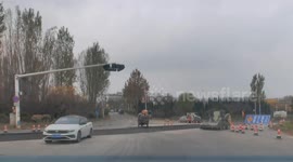 Woman falls from tricycle in Shandong Province, China