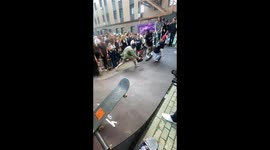 Skater confronts cameraman in Moscow