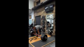 Weightlifter injures head after losing focus during lift in Missouri