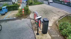 Motorcycle rider falls after avoiding cyclist in Hubei, China