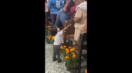 Child greets churchgoers in heartwarming video from Gavilán Grande, Nayarit