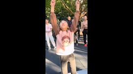 Chinese student amazes with one-finger pull-ups