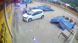 Wild bear attacks pedestrian in front of shop in India