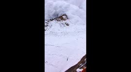 Surveillance video captures massive avalanche in Xinjiang
