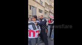 Israel: Israeli police use violence to break up pro-Palestinian protest in Jerusalem
