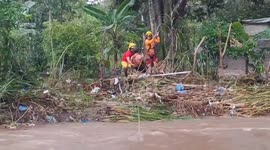 Honduras: Boy and Dog Saved with Rope from Flooded River