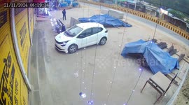 India: Bear attacks on a young man in a market