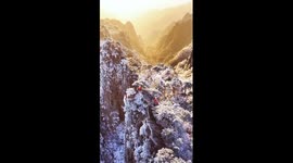Snow on China's Mount Huangshan creates stunning winter scene