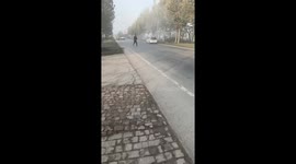 Couple rescues driver from burning car in China