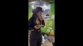 Estilo, Sabor e Diversão na Exposição de Teixeira de Freitas!”  Descrição Comercial:  “Um momento único e descontraído capturado com autenticidade: saboreando uma deliciosa coxinha em uma mão e uma pizza na outra, enquanto aproveito o melhor da exposição
