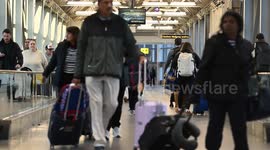 US: Thanksgiving Holiday Travelrs Take To Airports
