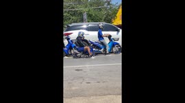 Mini moto rider hilariously lines up at traffic lights