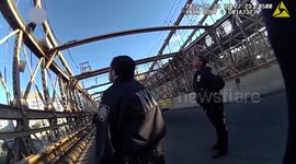 US: NYPD Officers Restrain Man on Brooklyn Bridge in Tense Weekend Standoff