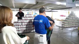 Volunteers deliver 800 free Thanksgiving meals to struggling families
