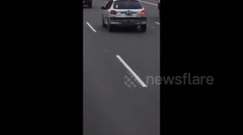 A woman drove with the hood up on a highway in Buenos Aires