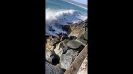 Passerby caught in big wave splash in Cartagena, Chile