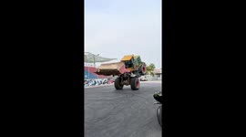 Excavator stunt amazes crowd in China