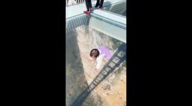 Chinese baby fearlessly crawls on Zhangjiajie glass bridge