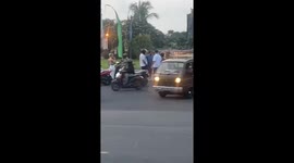 Tourists fight in the middle of traffic in Bali