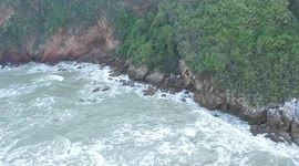 Kite surfers clinging to cliffs for five hours rescued in Thailand