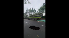 Sinkhole disrupts traffic in Haikou, China