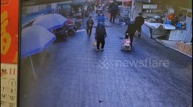 Shop owner rescues elderly man in Chinese market