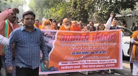 Thousands of workers of Hindu organizations today protested against the atrocities on Hindus in Bangladesh and demanded intervention from the Indian government