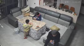 Quick-thinking grandfather rescues girl from electric shock caused by charging phone