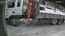 Truck falls into small sinkhole while reversing in Hải Dương, Vietnam