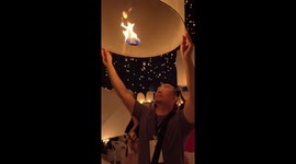 Tourist joins spectacular lantern release festival in Thailand