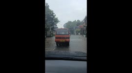 Drivers battle through severe floods in Bali