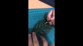Artist turns leaf into a stunning sea turtle