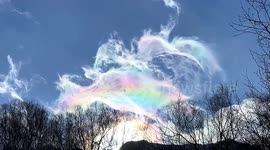 Dragon-shaped rainbow cloud graces Changbai Mountain in China