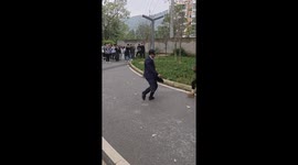 Street dancer impresses crowd on campus in Chongqing, China
