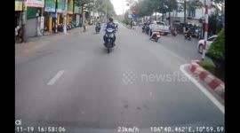 Rider crashes and falls while distracted in Thủ Dầu Một, Vietnam