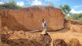 Soil bank collapse nearly hits person in San Pablo, Colombia
